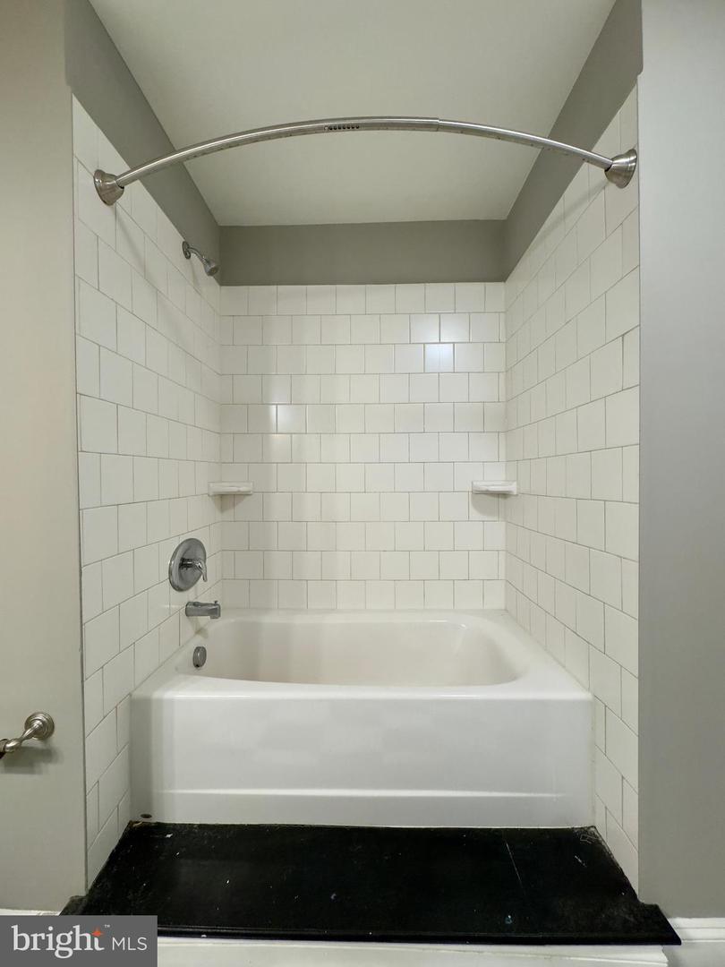 208 E Redwood St #4d Property Photo 4