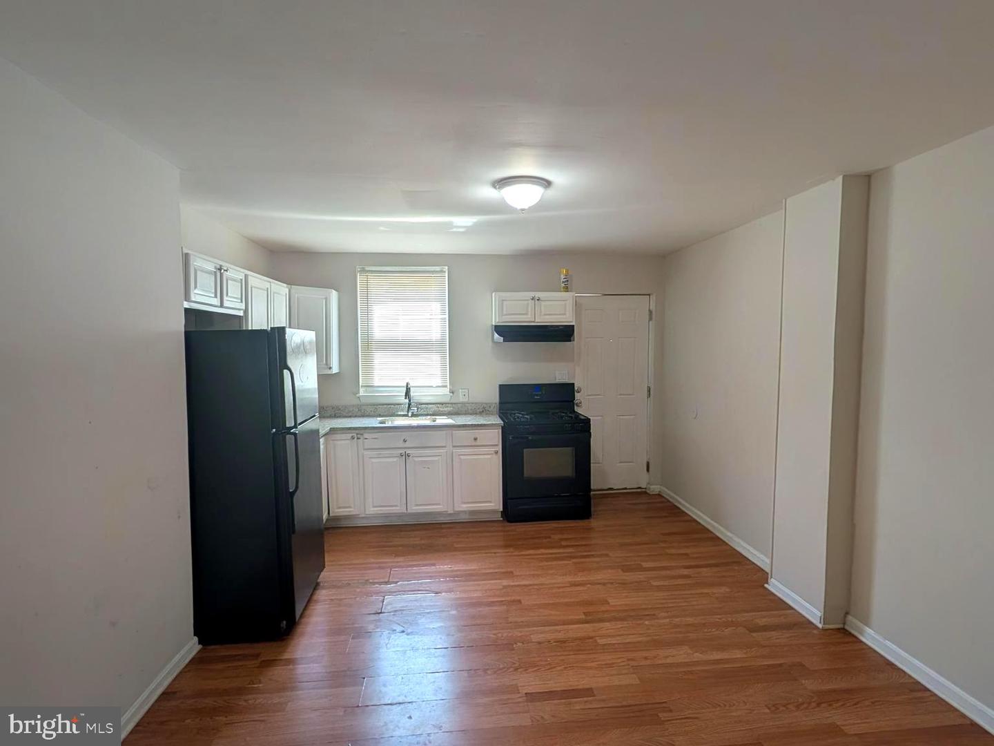 2541 W Baltimore St Property Photo 4