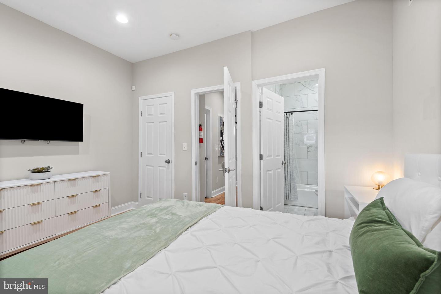 2219 E Chase St Property Photo 17