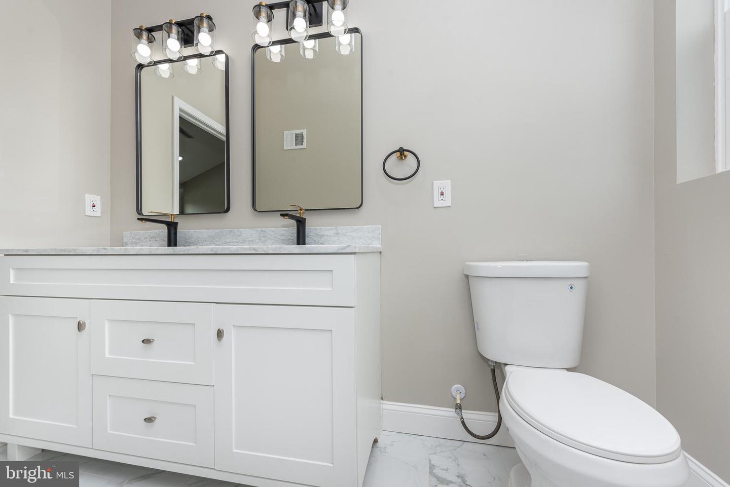 1016 W Fayette St Property Photo 24
