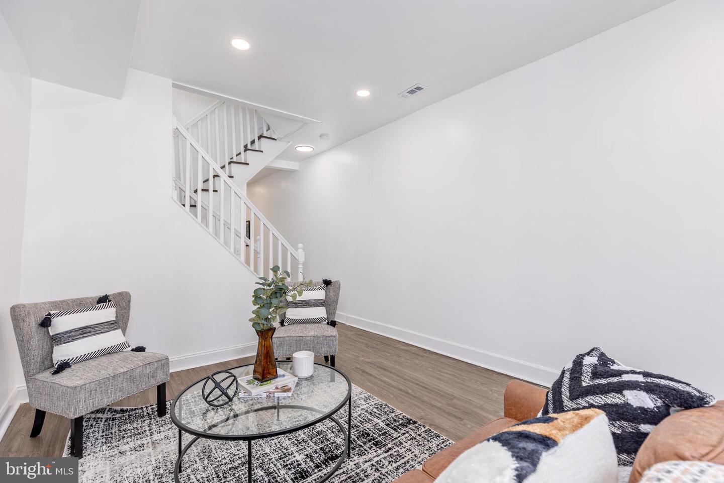 535 Robert St Property Photo 6