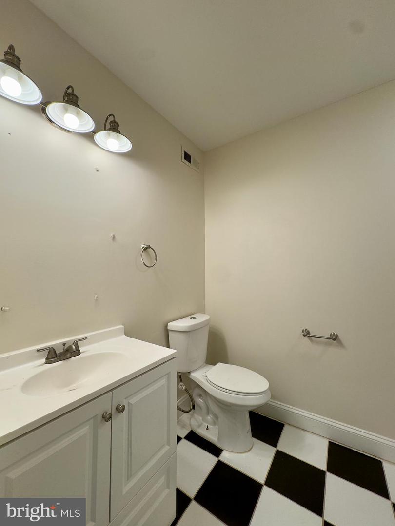 208 E Redwood St #5b Property Photo 5