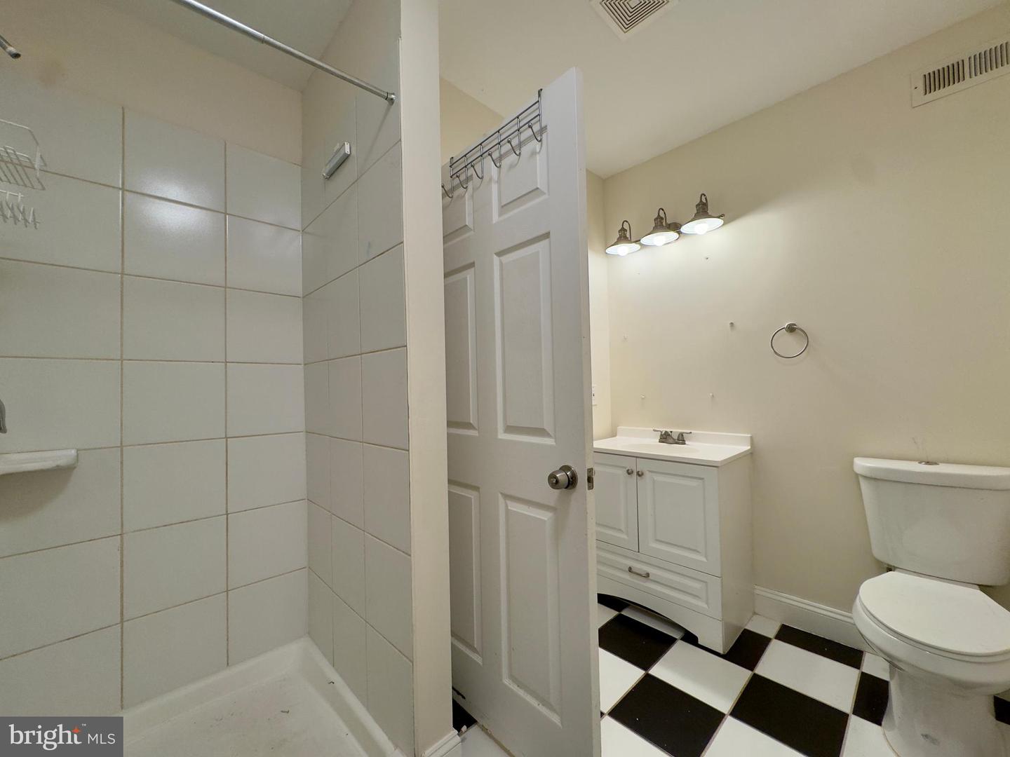 208 E Redwood St #5b Property Photo 6