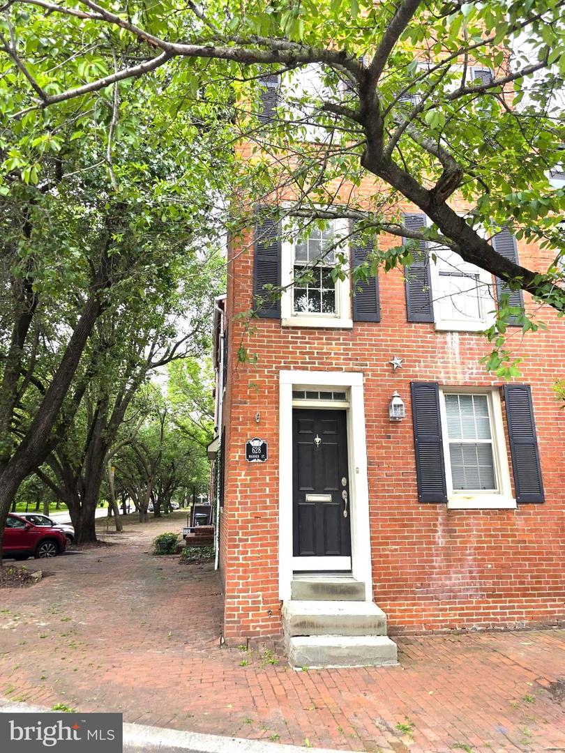 628 Warner St Property Photo 2