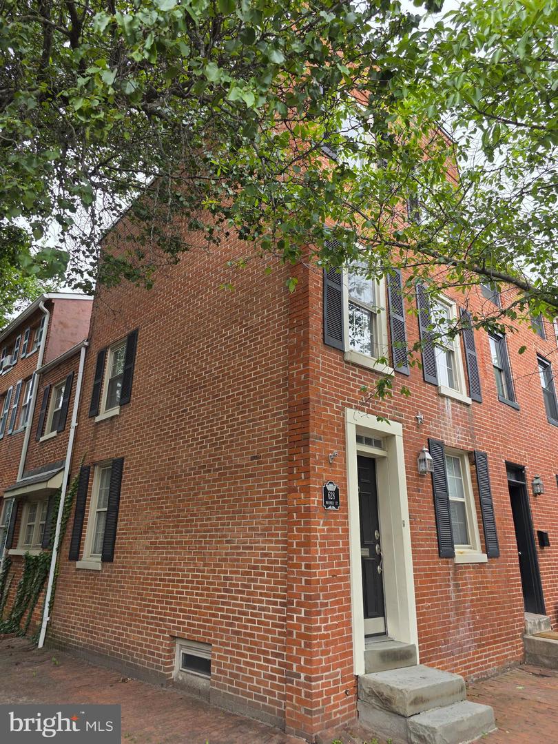 628 Warner St Property Photo 4