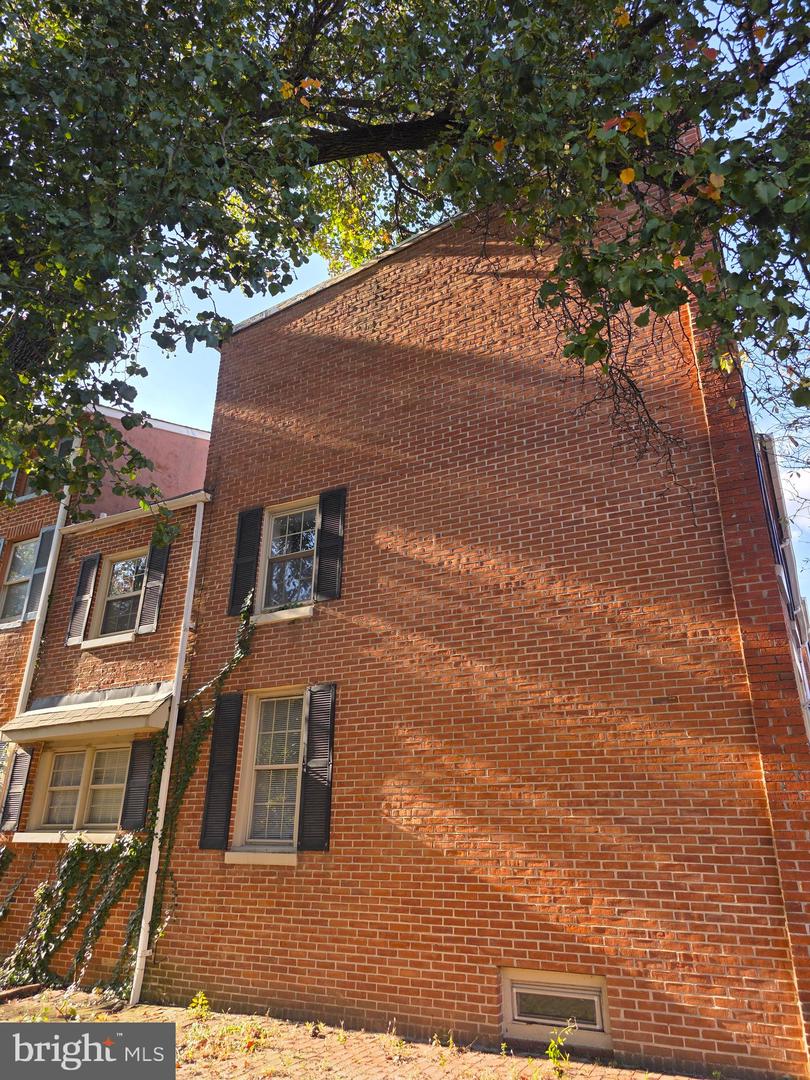 628 Warner St Property Photo 8
