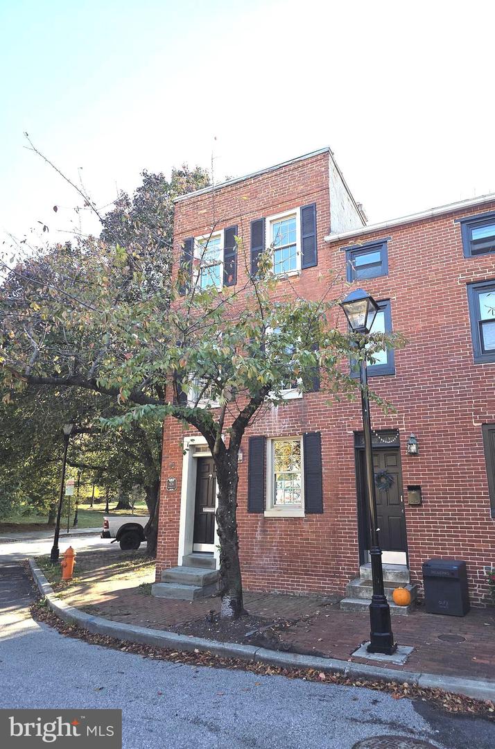 628 Warner St Property Photo 11