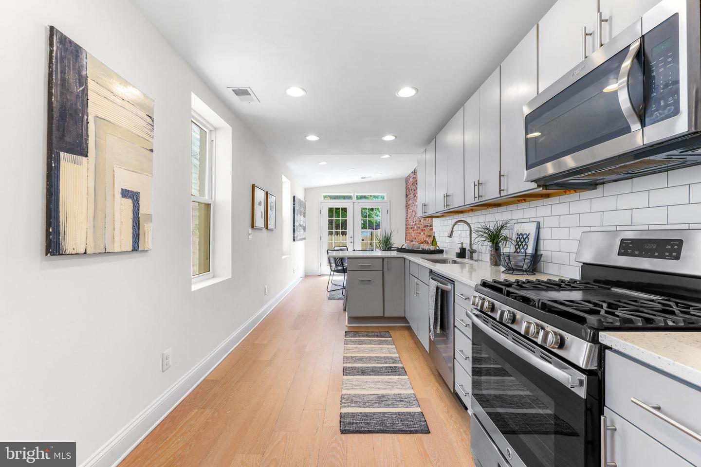 1617 Bank St Property Photo 11