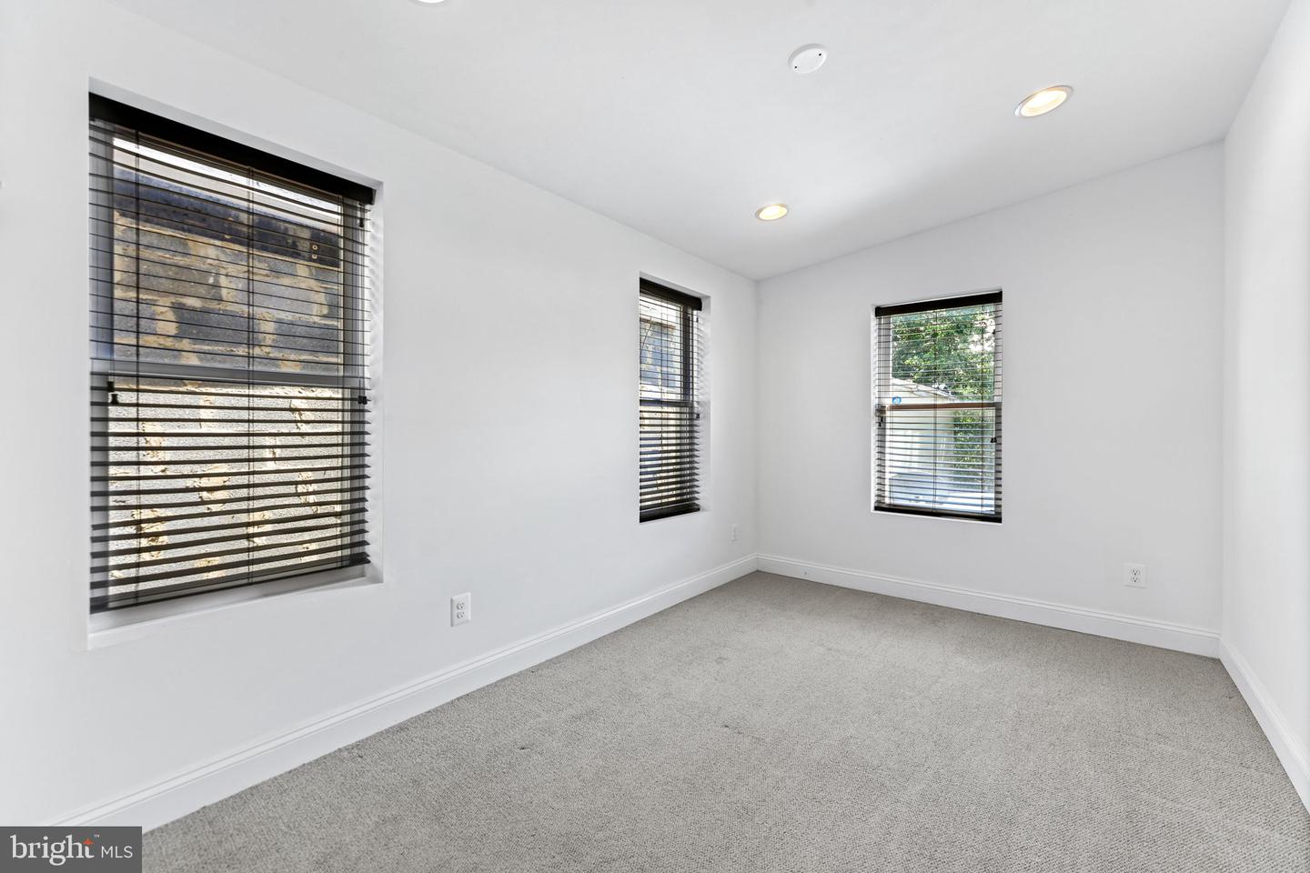 1617 Bank St Property Photo 26