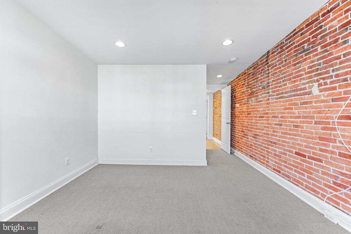 1617 Bank St Property Photo 32