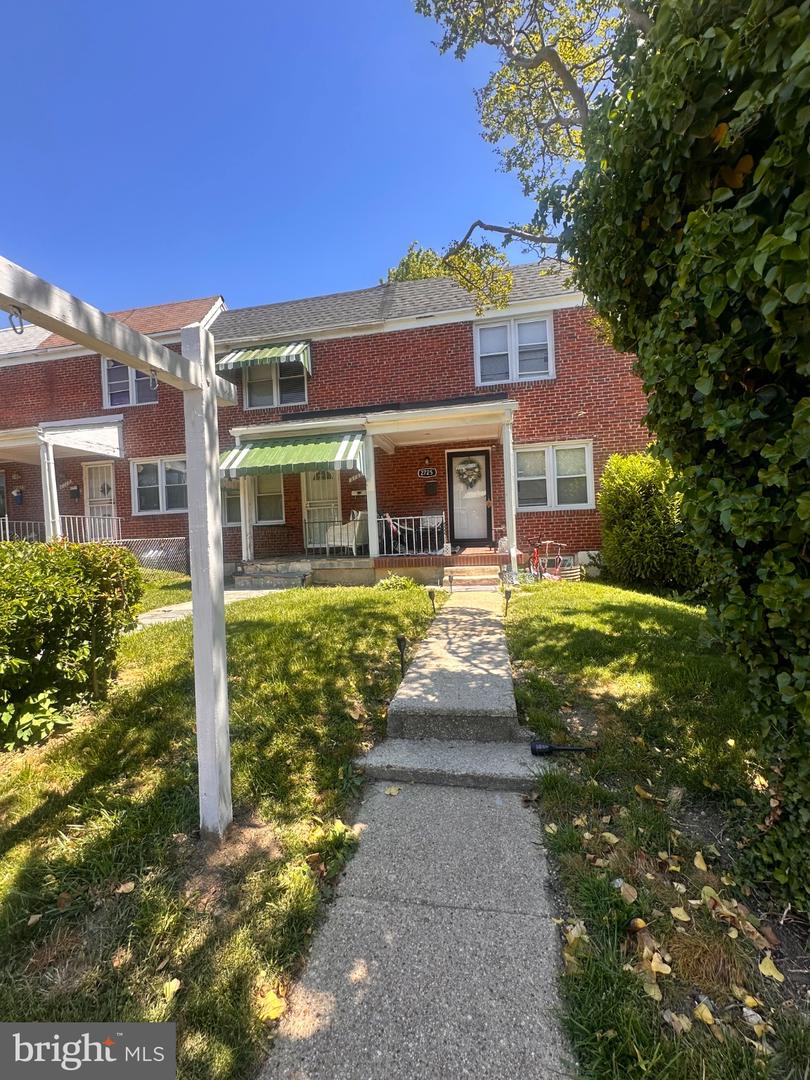 2725 N Rosedale St Property Photo 2