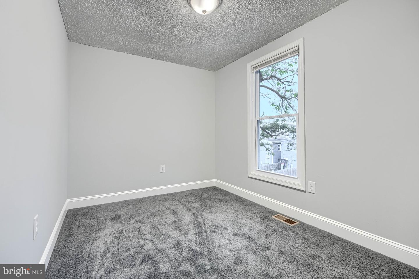 1543 Penrose Ave Property Photo 12