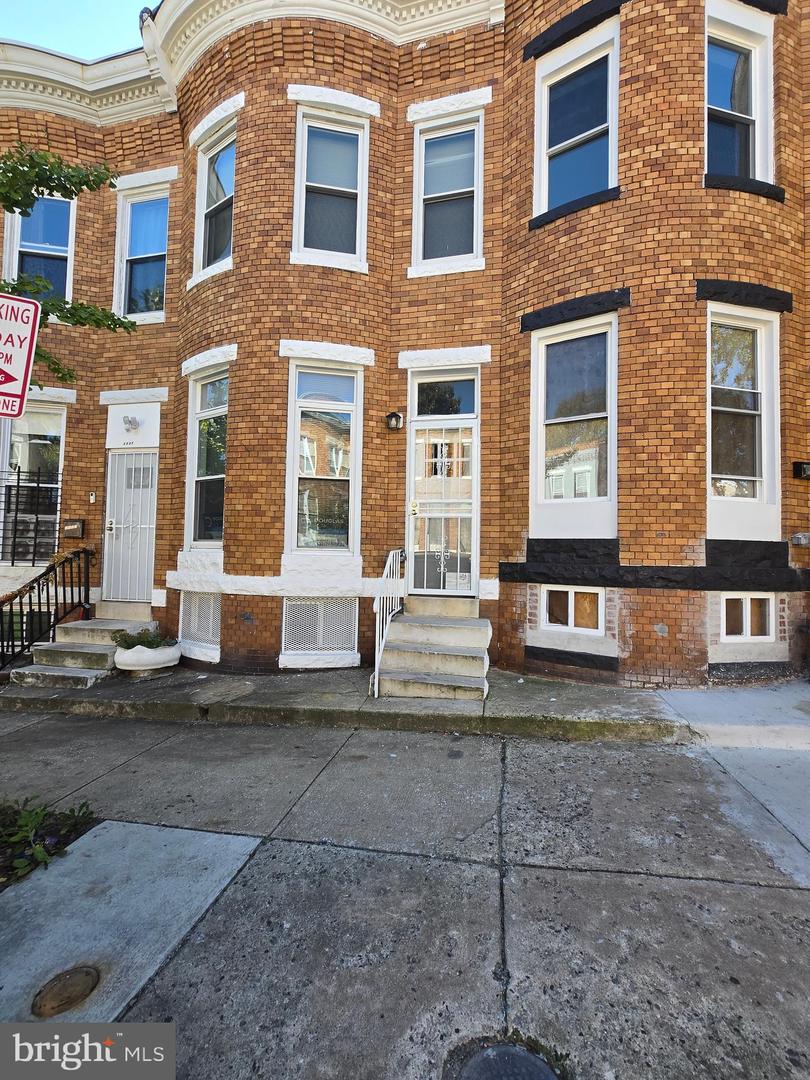 2529 W Fairmount Ave Property Photo 2