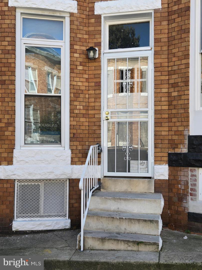 2529 W Fairmount Ave Property Photo 3