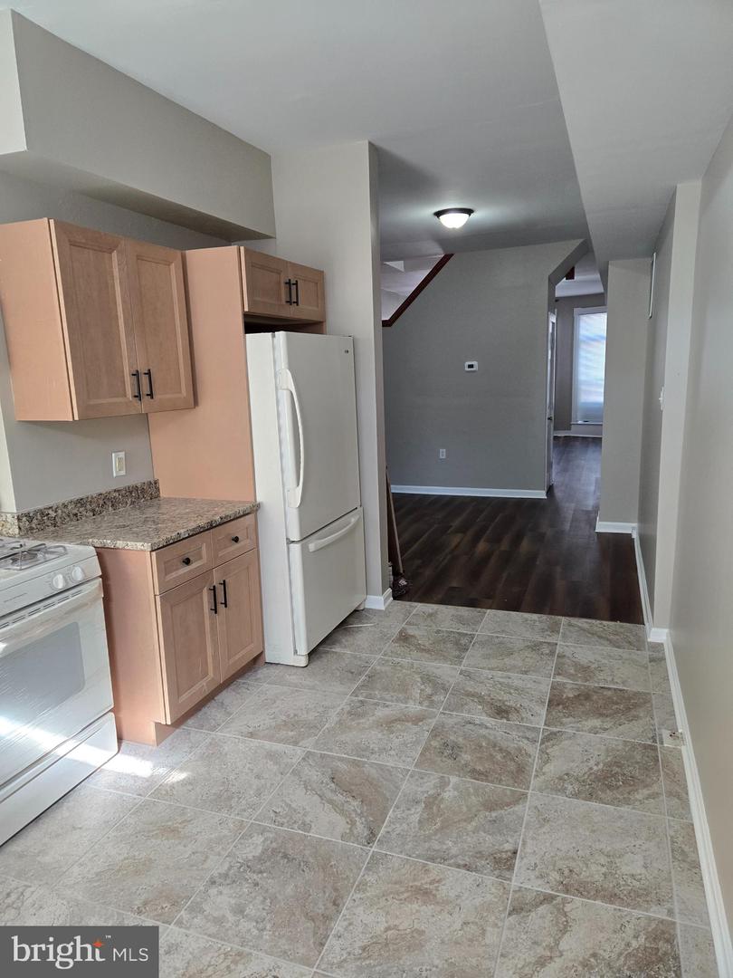 2529 W Fairmount Ave Property Photo 10