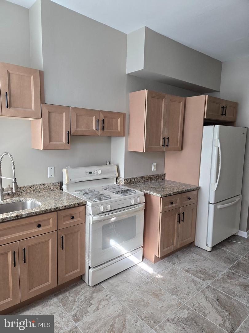 2529 W Fairmount Ave Property Photo 13