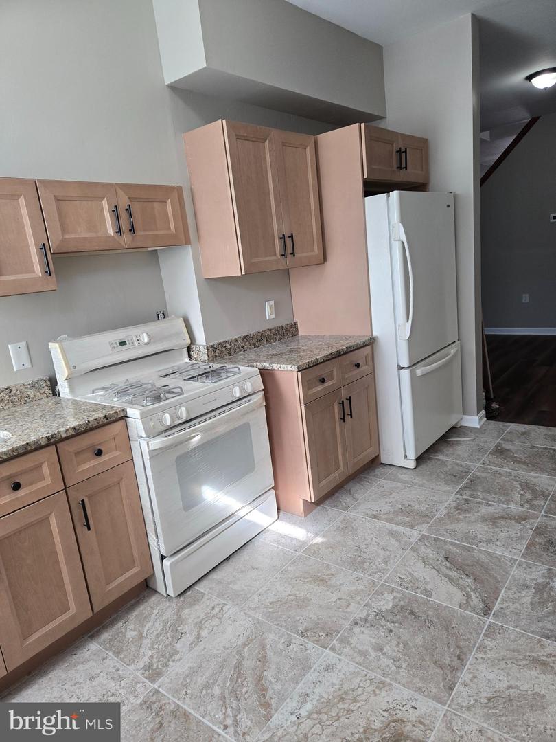 2529 W Fairmount Ave Property Photo 15