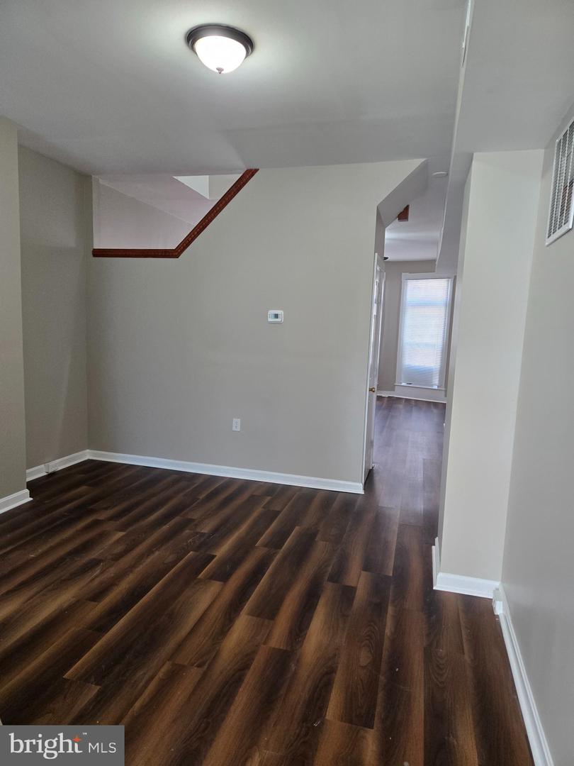 2529 W Fairmount Ave Property Photo 22
