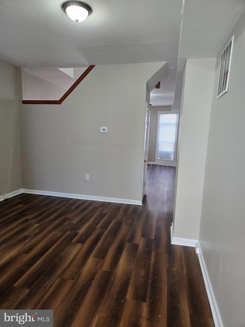 2529 W Fairmount Ave Property Photo 23