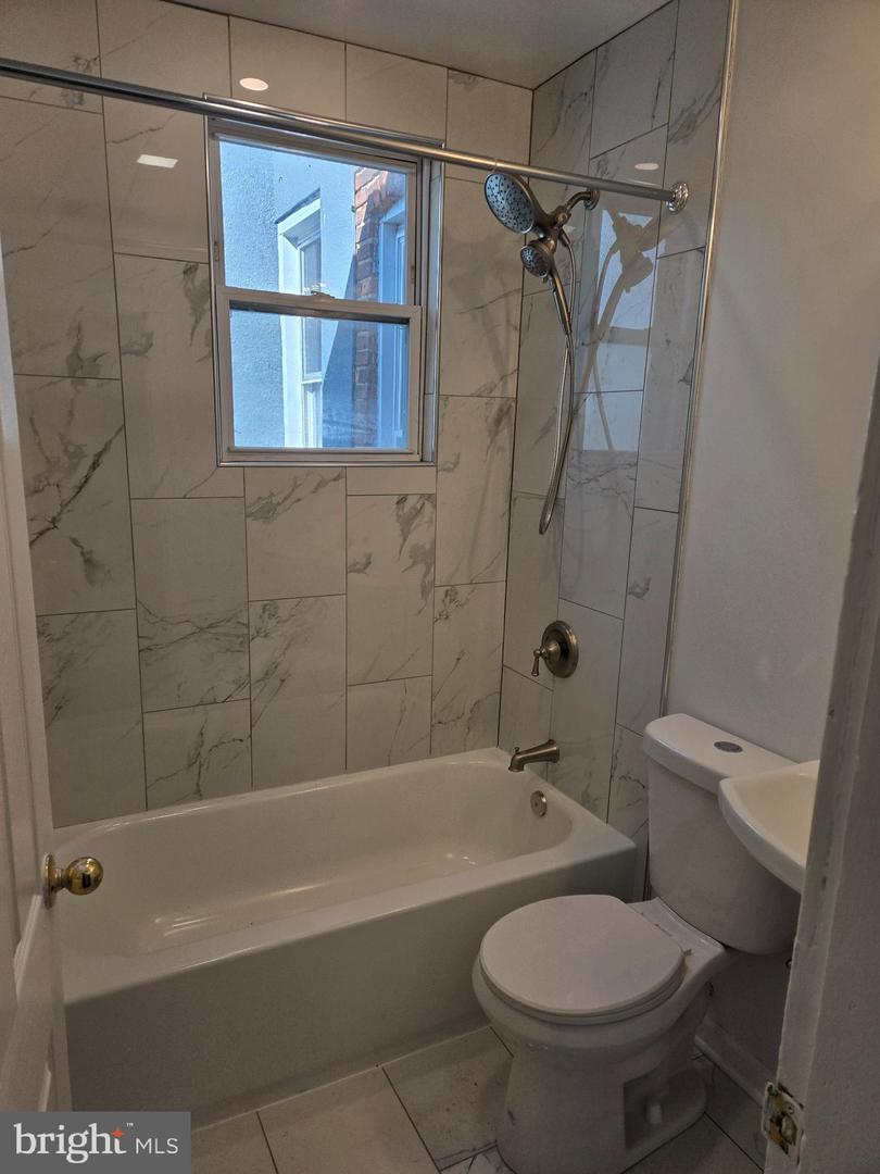 2529 W Fairmount Ave Property Photo 24