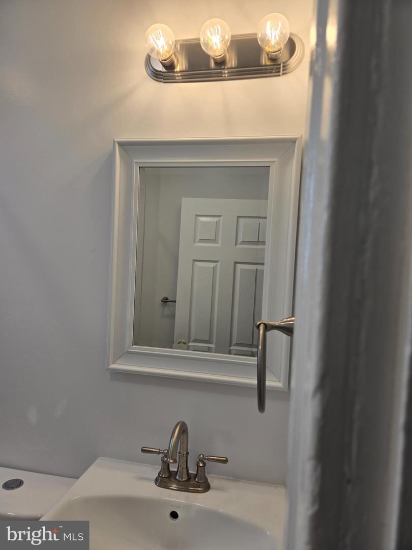 2529 W Fairmount Ave Property Photo 27