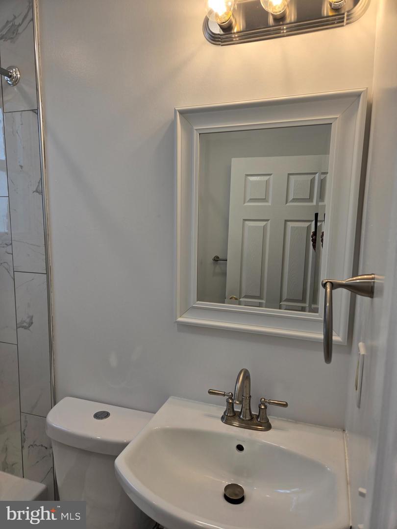 2529 W Fairmount Ave Property Photo 28