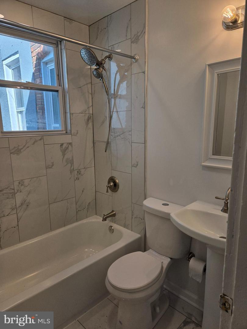 2529 W Fairmount Ave Property Photo 31