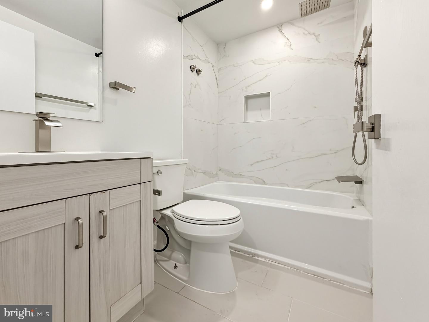 916 Bevan St Property Photo 8