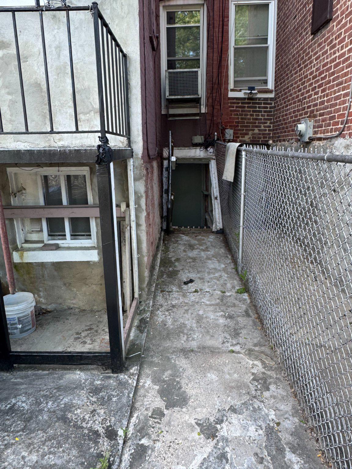 2545 Robb St Property Photo 11