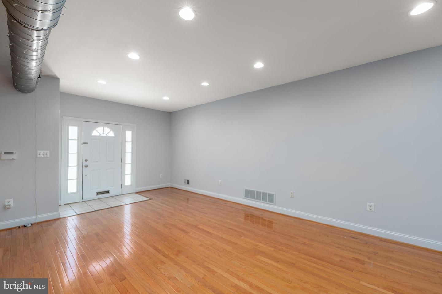 3233 Foster Ave Property Photo 9