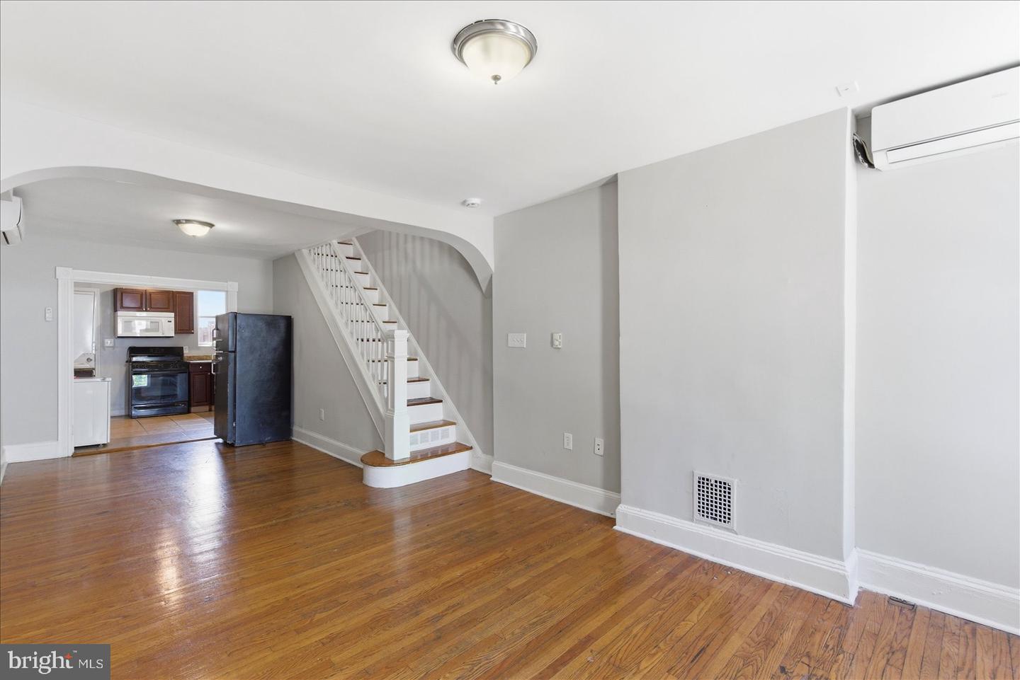 1208 W Cross St Property Photo 3