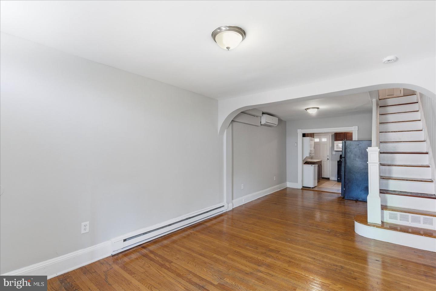 1208 W Cross St Property Photo 4