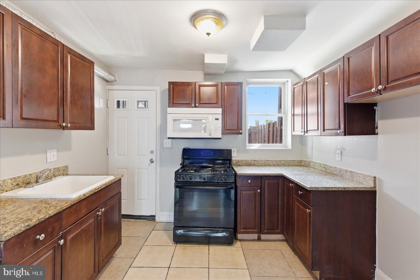 1208 W Cross St Property Photo 8