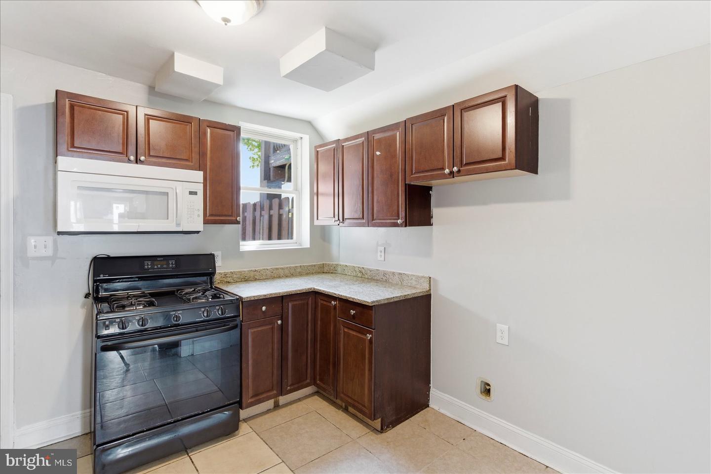 1208 W Cross St Property Photo 9
