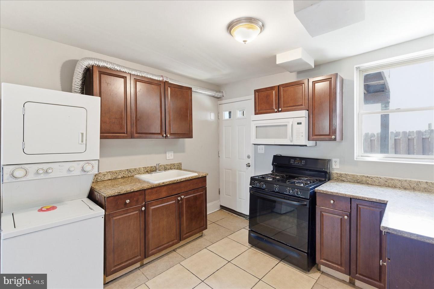 1208 W Cross St Property Photo 10