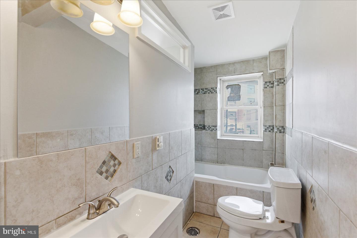 1208 W Cross St Property Photo 22