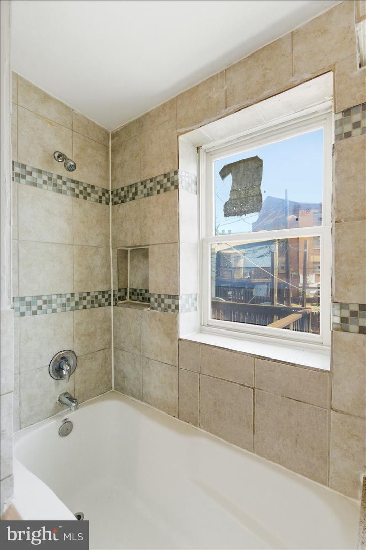 1208 W Cross St Property Photo 24