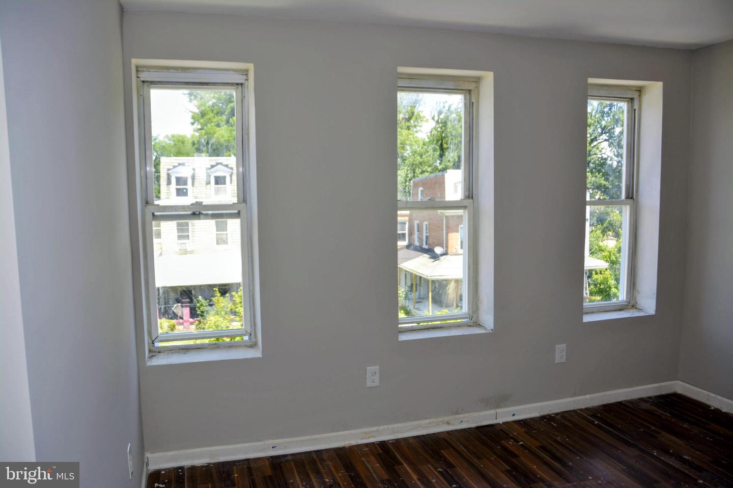 2929 Walbrook Ave Property Photo 9
