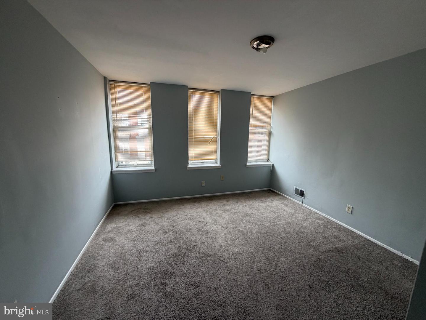 2845 Harlem Ave Property Photo 6
