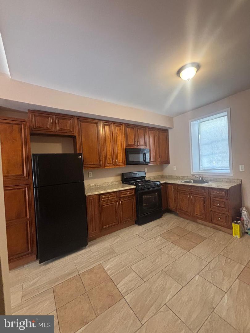 2328 E Madison St Property Photo 2