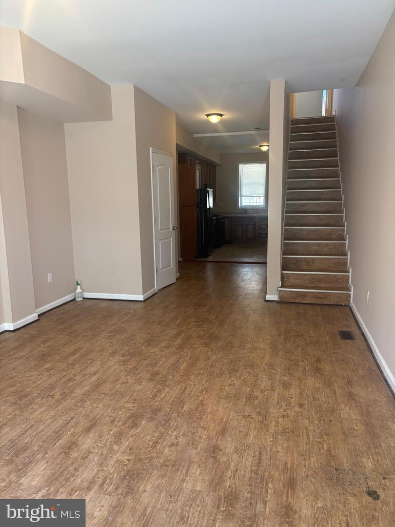 2328 E Madison St Property Photo 6