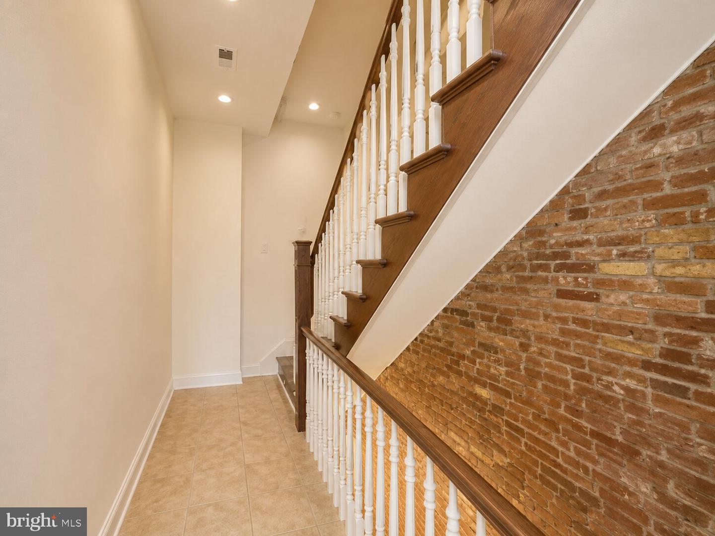 25 W North Ave Property Photo 9