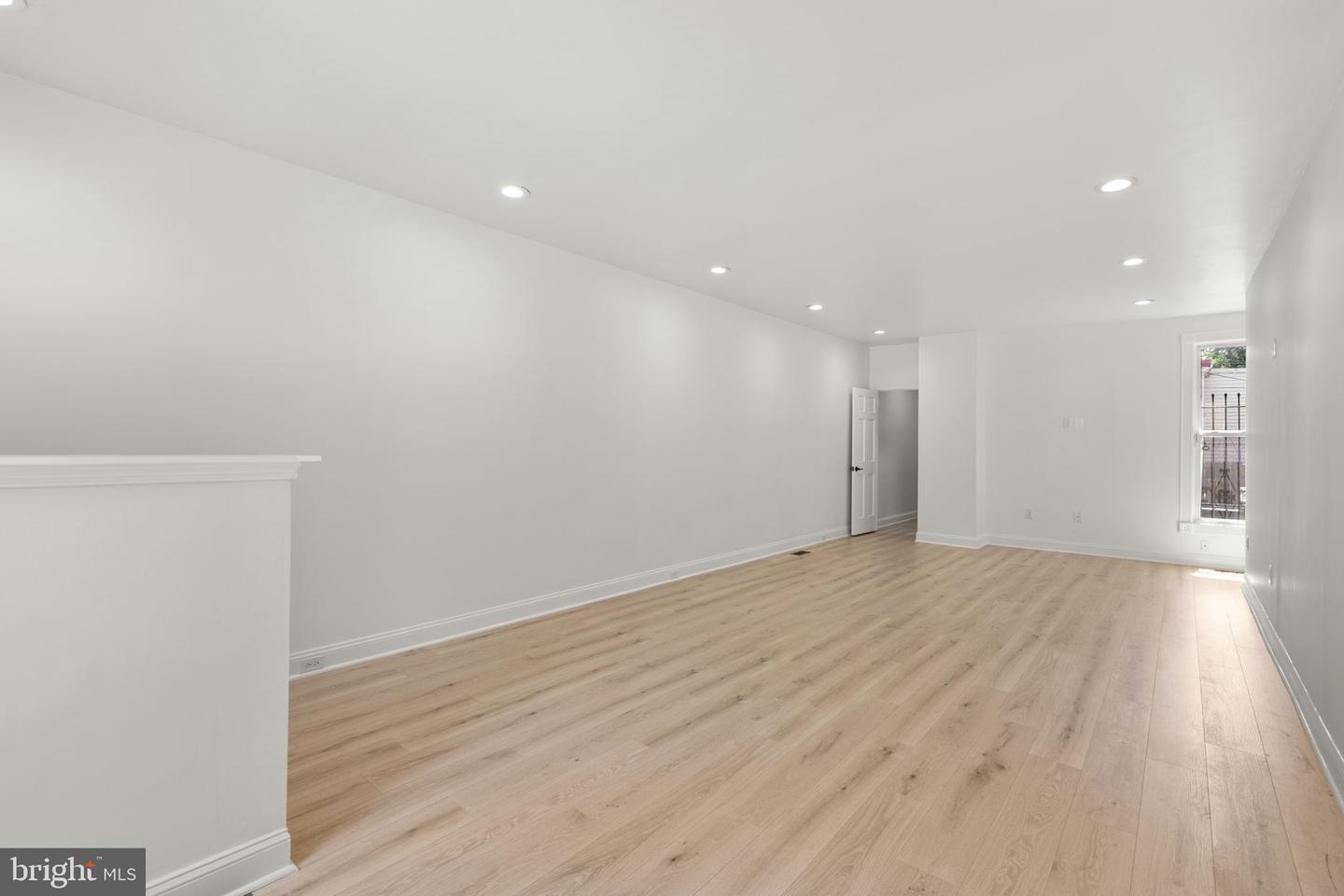 745 W Cross St Property Photo 6