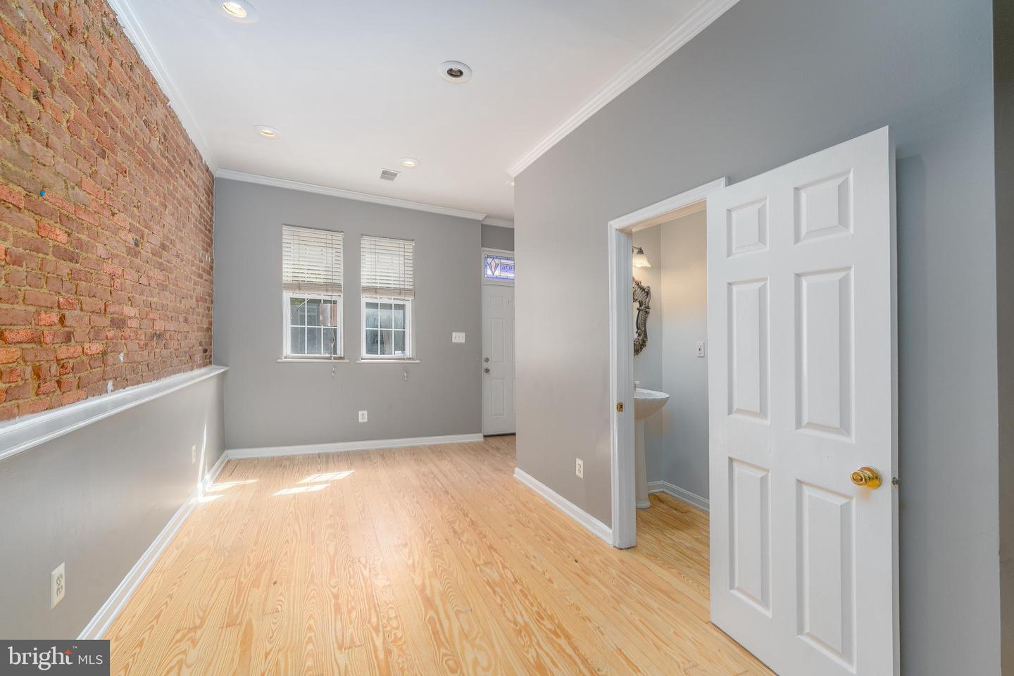 926 S Hanover St Property Photo 4