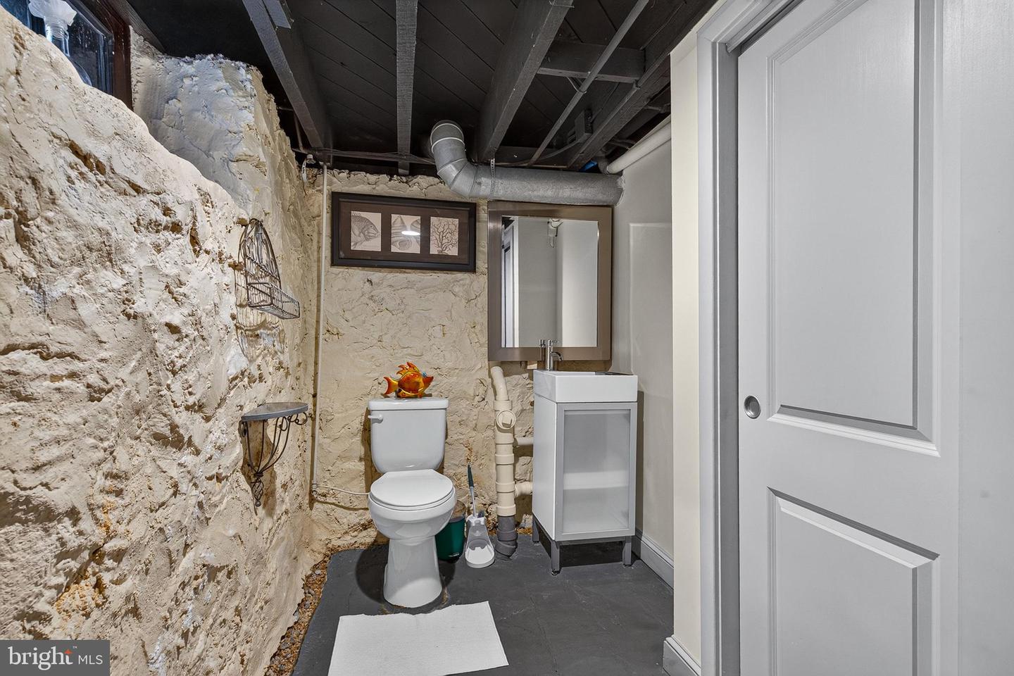 322 Saint Dunstans Rd Property Photo 28