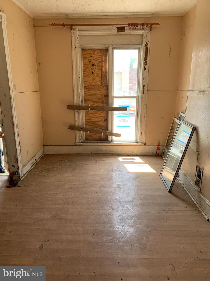 2332 W Baltimore St Property Photo 2