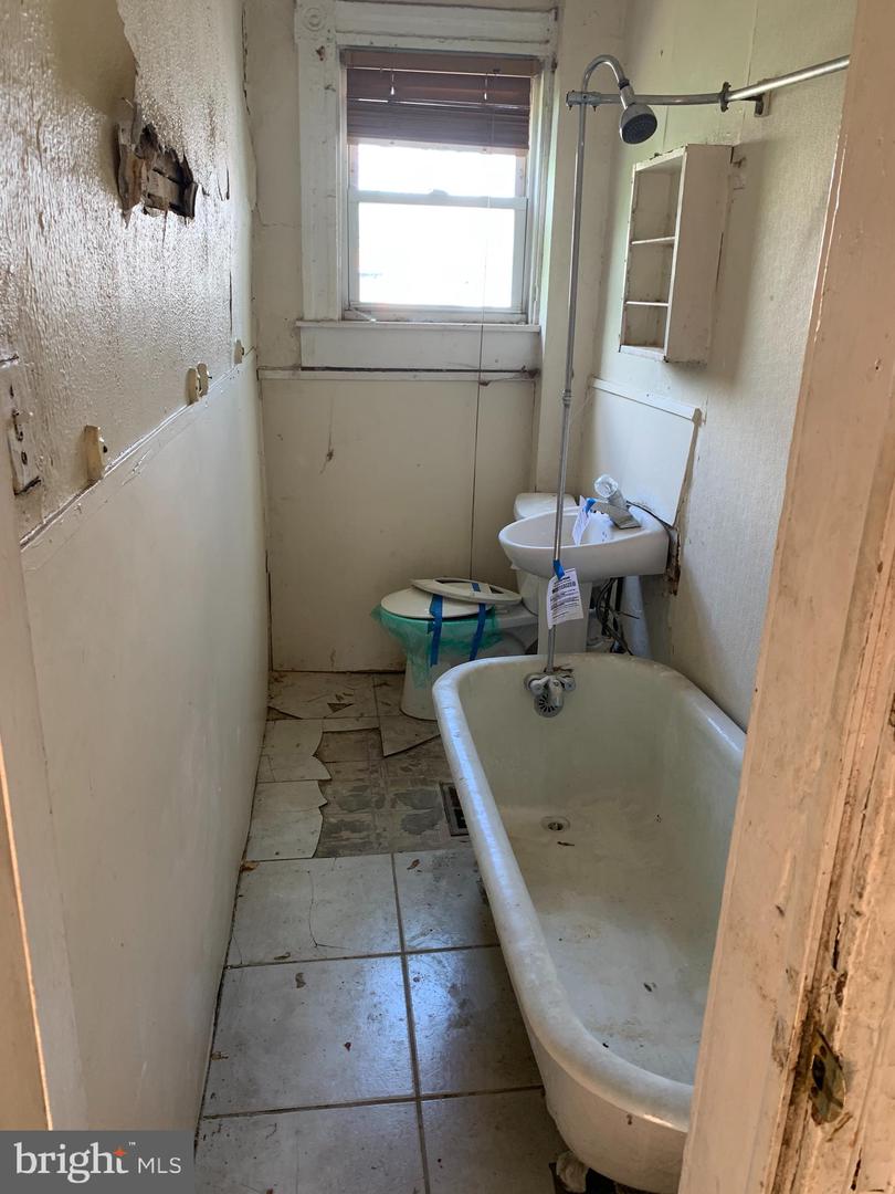 2332 W Baltimore St Property Photo 8