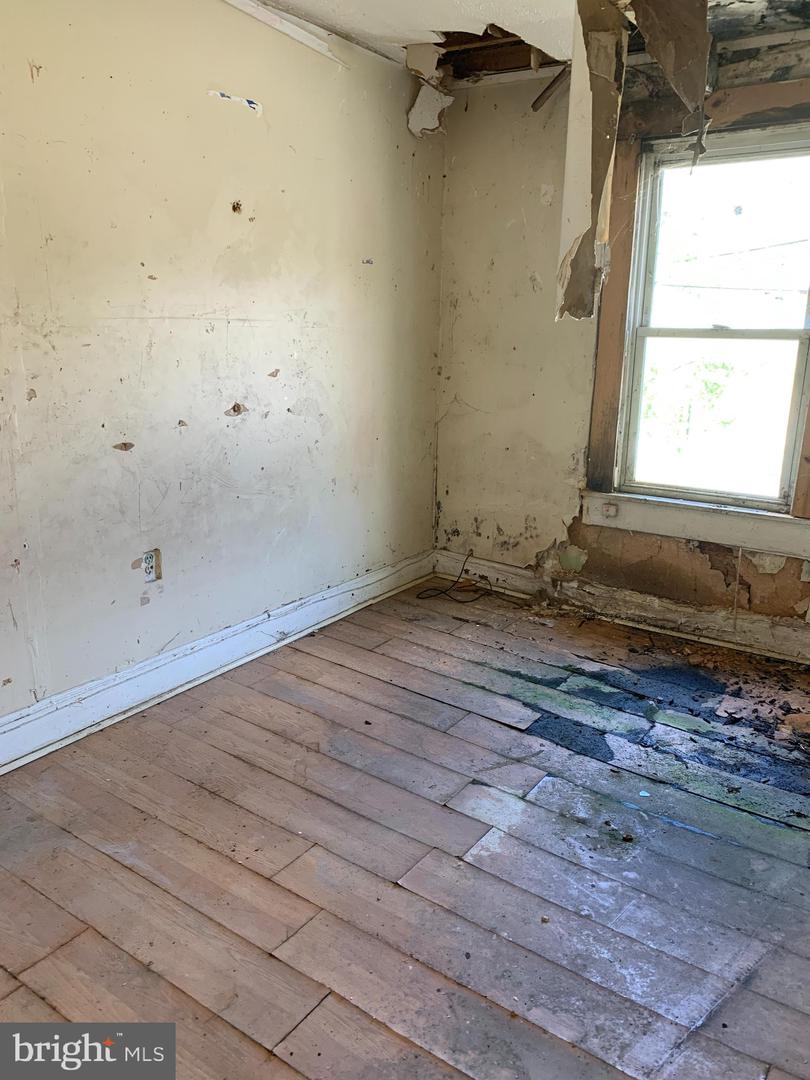 2332 W Baltimore St Property Photo 9
