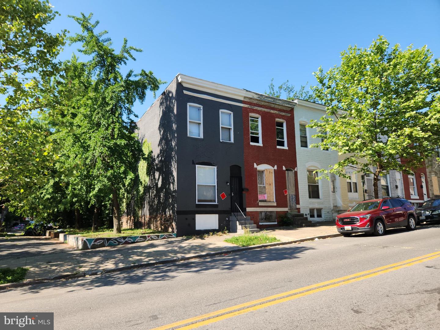 2557 W Baltimore St Property Photo 2