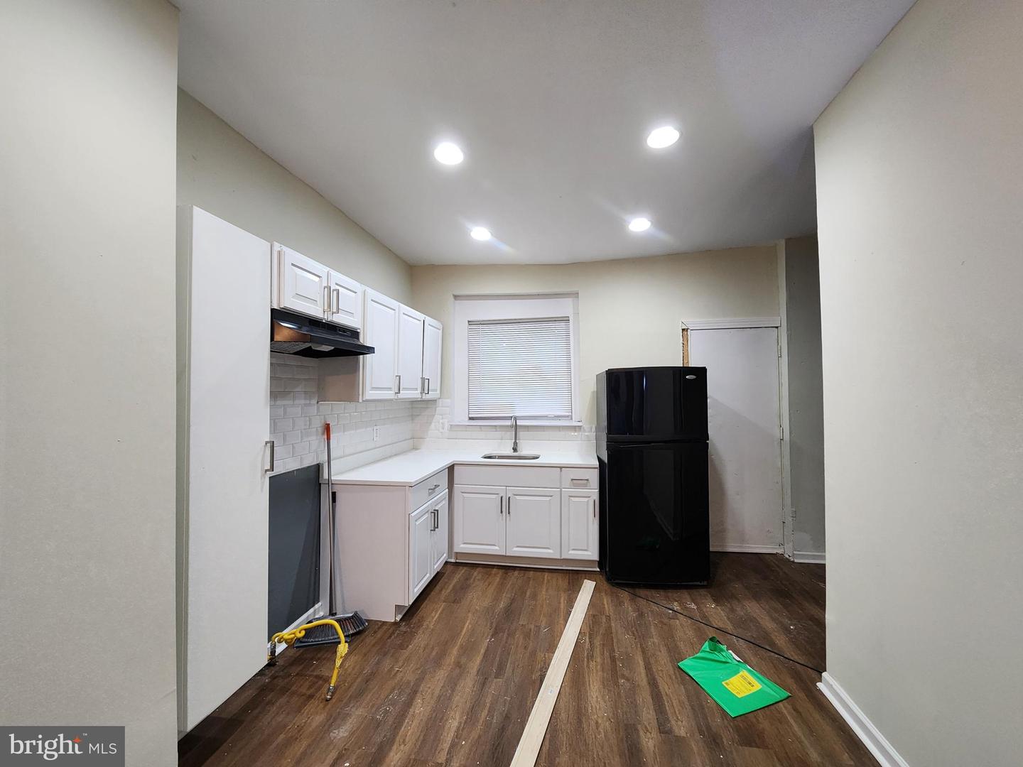 2557 W Baltimore St Property Photo 8